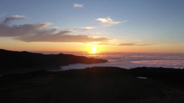 Sunset 'te Dağlar ve Bulut Ters Dönüşümü. Hava Aracı Atışı. Madeira, Portekiz. İleri ve Yukarı Gidiyor