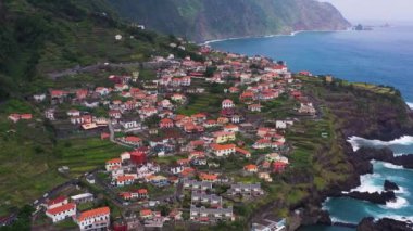 Portekiz, Madeira 'daki Seixal Town' da. Hava Aracı Atışı. Yörüngede