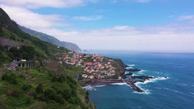 Porto Moniz 'deki Seixal Parish. Madeira, Portekiz. Hava Aracı Atışı. İleri ve Yukarı Gidiyor