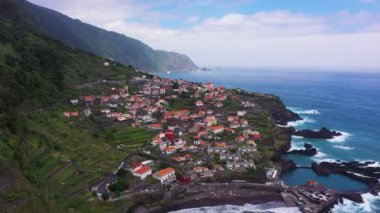 Porto Moniz 'deki Seixal Parish. Madeira, Portekiz. Hava Aracı Atışı. Geriye ve Yukarı Taşıma