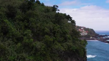 Porto Moniz ve Green Hill 'deki Seixal Town. Madeira, Portekiz. Hava Aracı Atışı. Yanlamasına hareket ediyor. Görüntü Görüntüsü