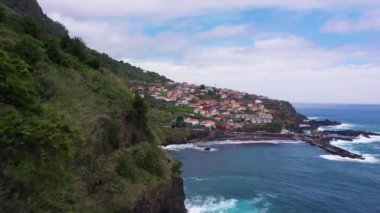 Portekiz, Madeira 'daki Seixal Town' da. Hava Aracı Atışı. İleri ve Yukarı Gidiyor