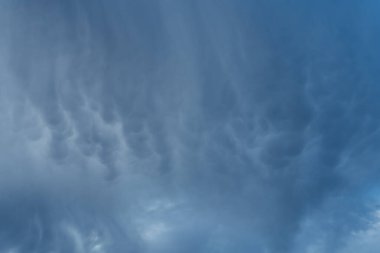 Koyu Gri Fırtınalı Gökyüzü Mammatus Bulutları Doku Örnekleri Arkaplanı.