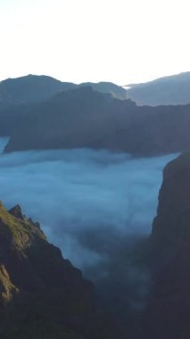 Pico do Arieiro. Sunset 'teki Dağ Tepeleri. Bulut Dönüşümü. Hava görüntüsü. Madeira, Portekiz. İleri, aşağı doğru hareket edin. Dikey Video