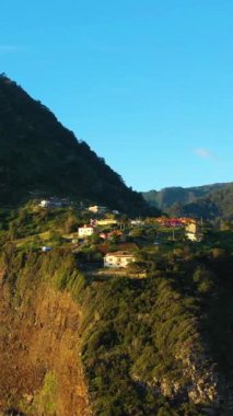 Gündoğumunda Penha dAguia Dağı ve Atlantik Okyanusu. Guindaste Bakış açısı. Hava görüntüsü. Madeira, Portekiz. Yörüngede. Orta boy shot. Dikey Video