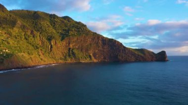 Sabah Ponta do Clerigo ve Atlantik Okyanusu. Guindaste Bakış açısı. Hava görüntüsü. Madeira, Portekiz. İleriye Taşınma
