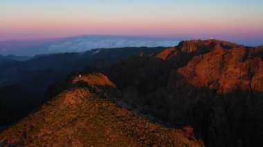 Pico Ruivo ve Pico do Areeiro Sunset Bulutları 'nda. Altın Saat. Hava görüntüsü. Madeira, Portekiz. İlerliyor, Eğiliyor