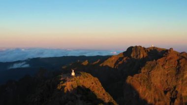 Pico Ruivo ve Pico, Sunset 'te Areeiro dansı yapıyor. Altın Saat. Hava görüntüsü. Madeira, Portekiz. Yörüngede