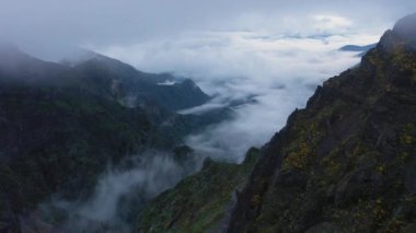 Pico do Arieiro. Akşam Alacakaranlığı 'ndaki dağlar. Bulut Dönüşümü. Hava görüntüsü. Madeira, Portekiz. İlerliyor, Eğiliyor