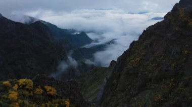 Pico do Arieiro. Akşam Alacakaranlığı 'ndaki dağlar. Bulut Dönüşümü. Mavi Saat. Hava görüntüsü. Madeira, Portekiz. İleri ve Aşağı Gidiyor