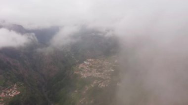 Curral das Freiras Town ve Clouds. Hava görüntüsü. Madeira, Portekiz. İlerleme kaydediyoruz. Görüntü Görüntüsü