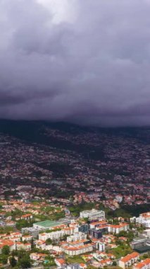 Bulutlu bir günde Funchal Şehri ve Dağları. Pico dos Barcelos Bakış Açısı. Madeira, Portekiz. Hava Aracı Atışı. Yörüngede. Dikey Video