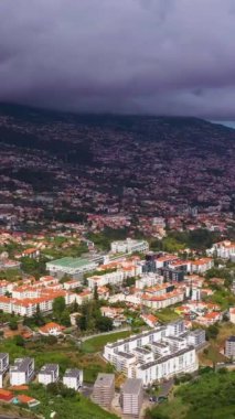 Bulutlu bir günde Funchal Şehri ve Dağları. Pico dos Barcelos Bakış Açısı. Madeira, Portekiz. Hava Aracı Atışı. İlerleyin, ilerleyin. Şutu göster. Dikey Video