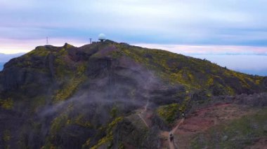 Pico sabahları Arieiro 'ya gidiyor. Trail and Rolling Clouds 'daki turistler. Hava Aracı Atışı. Madeira, Portekiz. Geriye ve Yukarı Taşıma