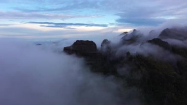 Pico do Arieiro. Sabah Dağ Tepelerinde Bulutlar Yuvarlanıyor. Hava Aracı Atışı. Madeira, Portekiz. Geri çekiliyorum. Çekim Kuruluyor