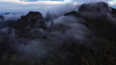 Pico do Arieiro. Sabah Dağ Tepelerinde Bulutlar Yuvarlanıyor. Hava Aracı Atışı. Madeira, Portekiz. Yana Kaydırma, Yukarı Kaldırma