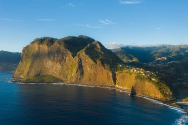 Gündoğumunda Penha dAguia Dağı ve Atlantik Okyanusu. Hava görüntüsü. Madeira, Portekiz