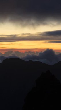 Pico do Arieiro. Sunset ve Dramatik Gökyüzündeki Dağların Siluetleri. Bulut Dönüşümü. Madeira, Portekiz. Zaman aşımı. Dikey Video