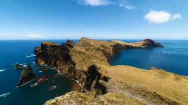 Güneşli bir günde Madeira Adası 'nın doğu yakasında Sao Lourence. Abismo Bakış açısı. Uçurumlar, Dağlar ve Okyanus. Portekiz. Zaman aşımı. Ultra Geniş Açı Görüntüsü