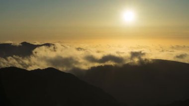 Pico Ruivo. Sunset 'teki dağlar. Bulut Dönüşümü. Bulutlarda Güneş Batıyor. Altın Saat. Madeira, Portekiz. Zaman Süreleri