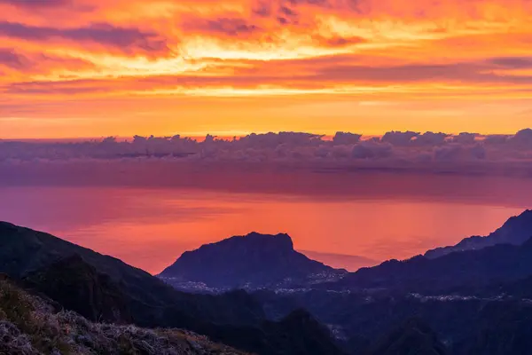 Sunrise 'da Pico do Arieiro. Gökyüzündeki kızgın bulutlar, dağlar ve Atlantik Okyanusu. Madeira, Portekiz.