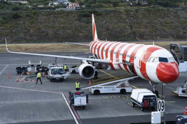 MADEIRA - 6 Haziran 2024: Condor Airlines Havaalanı 'nda Bavul Boşaltımı.