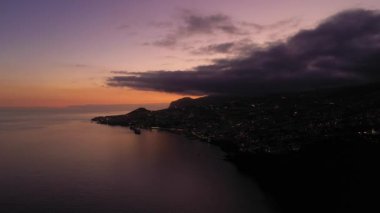 Akşam Alacakaranlığı 'nda Aydınlanmış Funchal Şehri. Mavi Saat. Madeira, Portekiz. Hava Aracı Atışı. Yörüngede