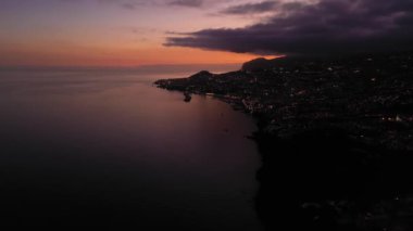 Akşam Alacakaranlığı 'nda Aydınlanmış Funchal Şehri. Mavi Saat. Madeira, Portekiz. Hava Aracı Atışı. İlerleyin, ilerleyin. Görüntü Görüntüsü