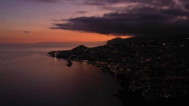 Funchal City 'i gece aydınlatmış. Mavi Saat. Madeira, Portekiz. Hava Aracı Atışı. İleri ve Yukarı Gidiyor
