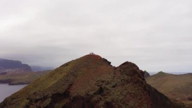 Bulutlu bir günde Madeira Adası 'nın doğu yakasında. Ponta do Furado Bakış açısı. Uçurumlar, Dağlar ve Okyanus. Portekiz. Hava Aracı Atışı. Yukarı doğru, aşağı doğru. Turna Vuruşu