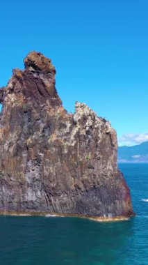 Güneşli bir günde Atlantik Okyanusu 'nda Ribeira da Janela Volkanik Kaya oluşumu. Madeira, Portekiz. Hava Aracı Atışı. Yörüngede. Dikey Video