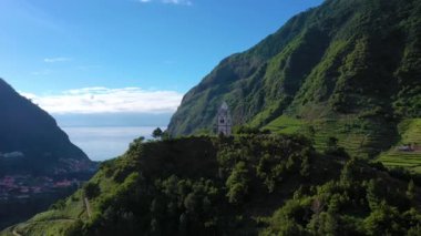 Güneşli bir günde Fatima Hanımefendimizin Şapeli. Yeşil Vadi, Dağlar ve Okyanus. Sao Vicente, Madeira, Portekiz. Hava Aracı Atışı. İleriye Taşınma