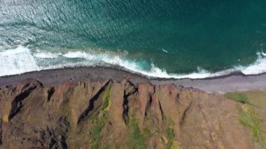Kayalıklar ve Okyanus. Madeira 'nın batı yakası, güneşli bir günde Portekiz. Hava Yüksek Açı Drone Atışı. Yan Taraflar Taşınıyor