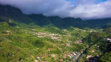 Güneşli bir günde Yeşil Vadi ve Dağlar. Sao Vicente Kasabası. Madeira, Portekiz. Hava Aracı Atışı. İleriye Taşınma