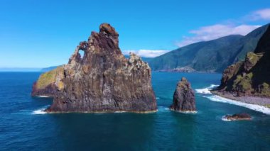 Güneşli bir günde Atlantik Okyanusu 'nda Ribeira da Janela Volkanik Kaya oluşumu. Madeira, Portekiz. Hava Aracı Atışı. Kaya üzerinde ileri ve yukarı hareket ediyor