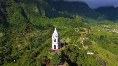 Güneşli bir günde Fatima Hanımı Capelinha de Nossa Sinyora de Fatima 'nın Şapeli. Yeşil Vadi ve Dağlar. Sao Vicente, Madeira, Portekiz. Hava Aracı Atışı. Geriye ve Yukarı Taşıma