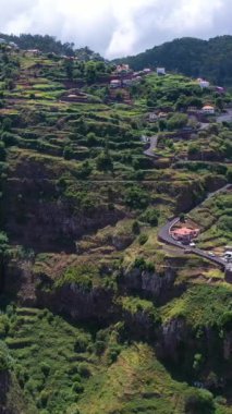 Güneşli bir günde Yeşil Vadi ve Dağlar. Ribeira Brava. Madeira, Portekiz. Hava Aracı Atışı. Yörüngede. Dikey Video
