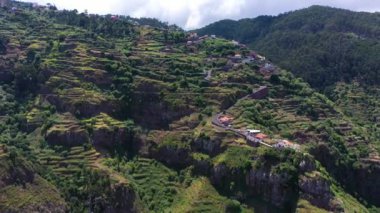 Güneşli bir günde Yeşil Vadi ve Dağlar. Ribeira Brava. Madeira, Portekiz. Hava Aracı Atışı. Yörüngede