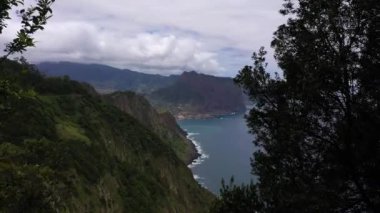 Penha dAguia Dağı Bulutlu Gün ve Okyanus 'ta. Vereda do Larano. Madeira, Portekiz. Hava görüntüsü. İleriye Taşınma