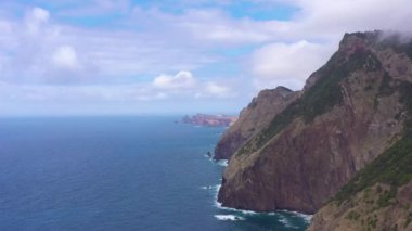 Dağlar, Kayalıklar ve Okyanus. Vereda do Larano. Madeira, Portekiz. Hava görüntüsü. İleriye Taşınma