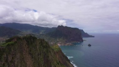 Penha dAguia Dağı Bulutlu Gün ve Okyanus 'ta. Vereda do Larano. Madeira, Portekiz. Hava görüntüsü. İleriye Taşınma