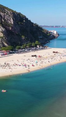 Figueirinha Beyaz Sahili ve Sandspit, Yeşil Dağ ve Atlantik Okyanusu. Portekiz. Hava Aracı Atışı. İleriye ve yukarıya doğru ilerliyoruz. Dikey Video