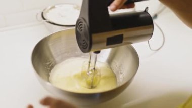 Elektrikli El Karıştırıcı ile Bir Kasede Yumurta Kaçıran Kadın. Yavaş Hareket