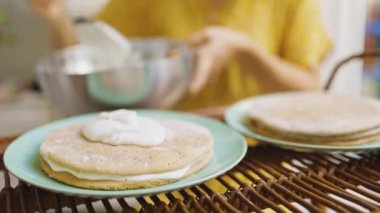 Kadın, Kek Katmanı Üzerine Kaşık ile Krema Koyuyor. Yavaş Hareket