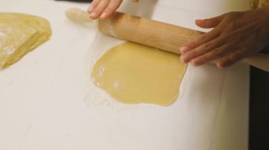 Kadın Elleri Yuvarlanan Hamur, Masadaki İğne ile. Yavaş Hareket