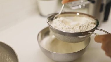Kaşıklı Kâse 'de Sifter' dan geçen Kadın El Kesme Unu. Yavaş Hareket