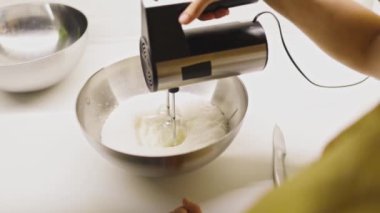 Elektrikli El Karıştırıcı ile Bir Kasede Yumurta Beyazlatan Kadın. Yavaş Hareket