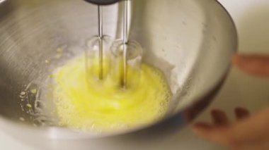 Elektrikli El Karıştırıcı 'yla yumurta karıştırmak. Ağır çekim. Yakın çekim çekim.