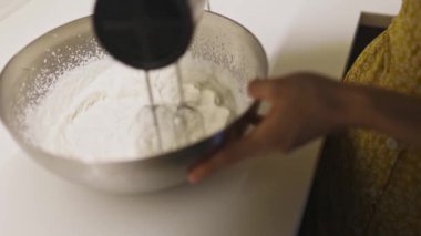 Elektrikli El Karıştırıcı 'yla Beyaz Krema Çırpan Kadın. Yavaş Hareket