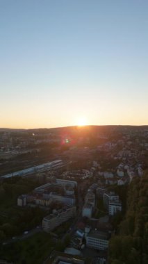 Yazın Sunrise 'da Oslo' nun doğusunda. Norveç. Hava Aracı Atışı. Yörüngede. Dikey Video